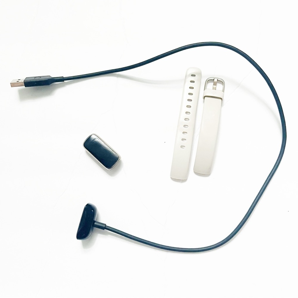 BROKEN Fitbit luxe with white band and charging cord Small